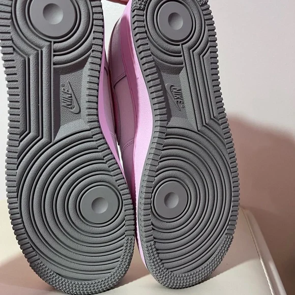 Nike Air Force 1 in White and Light Pink - Picture 4 of 7